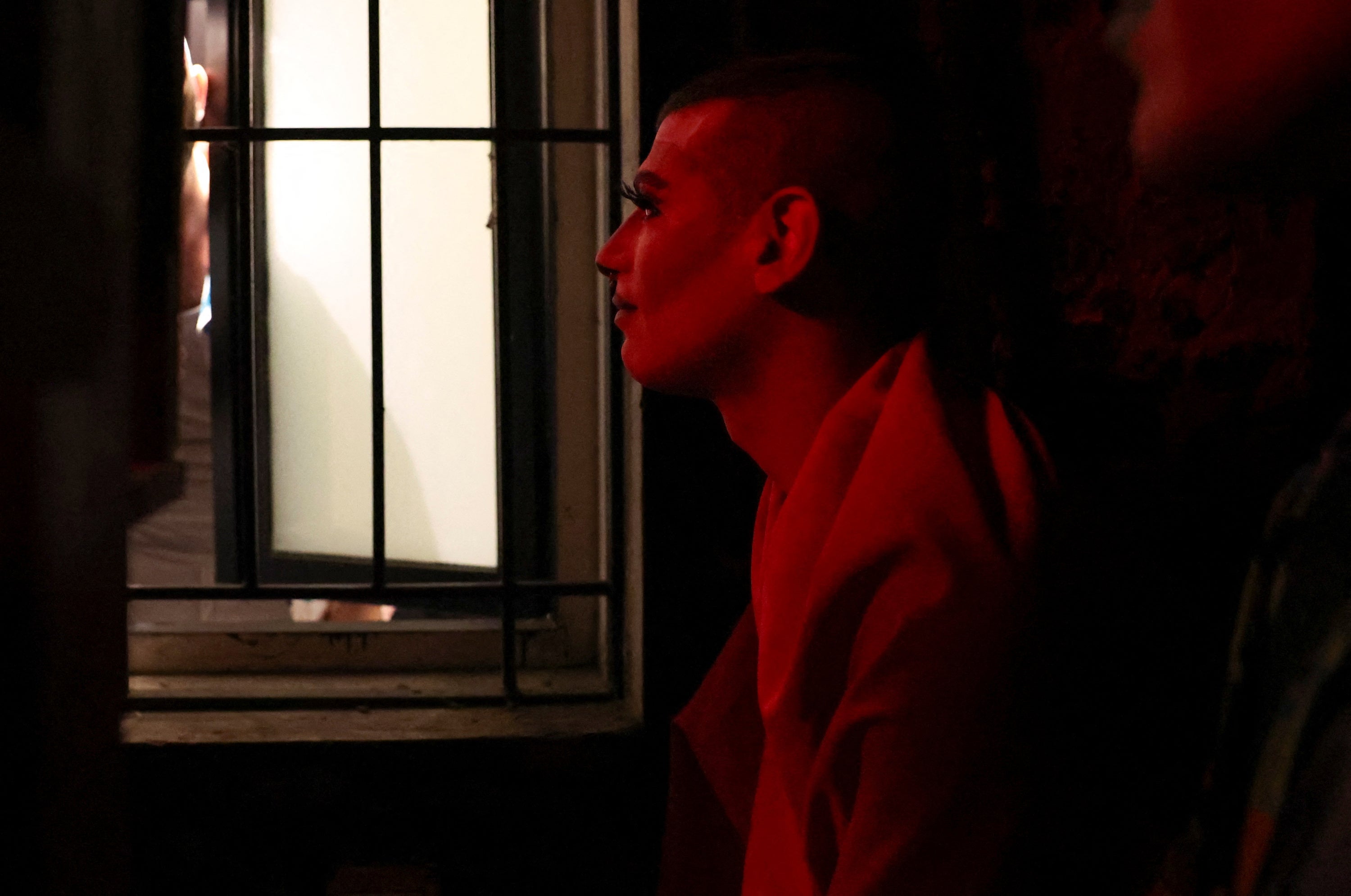 فنان الدراغ المعروف بـ "لاتيزا بومب" على تيراس حانة تعرضت لهجوم من مجموعة مسيحية محافظة تسمي نفسها "جنود الرب" في بيروت، لبنان، 23 أغسطس/آب 2023.