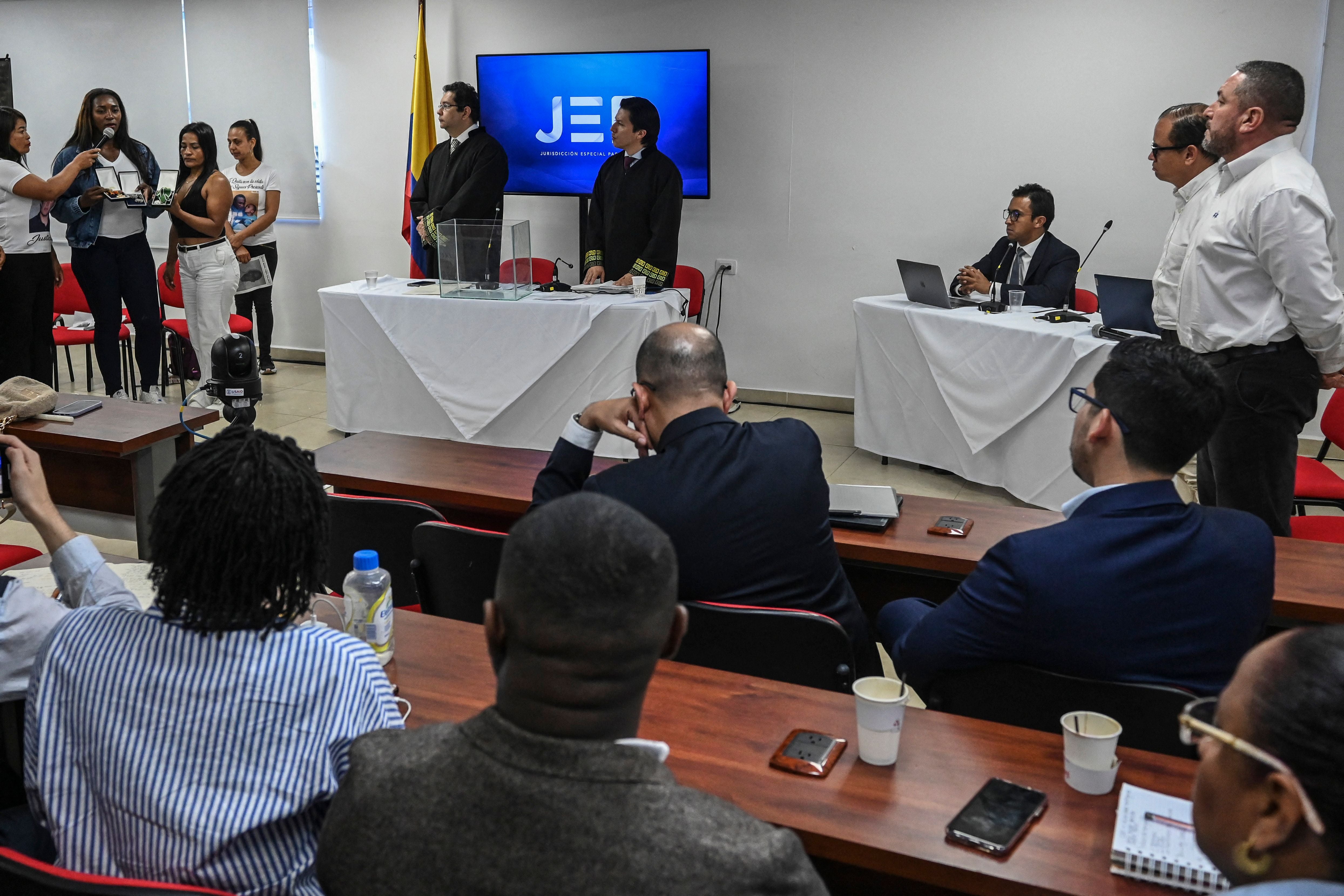 Familiares de víctimas de ejecuciones extrajudiciales y magistrados durante una audiencia de la Jurisdicción Especial para la Paz (JEP) en Cali, Colombia, el 5 de junio de 2023. 