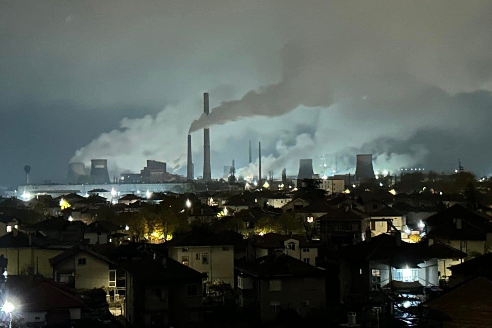 Des nuages épais émanant de la centrale thermique à charbon Maritsa 3 flottaient au-dessus de Dimitrovgrad, en Bulgarie, dans la soirée du 12 novembre 2024, contribuant au taux élevé de pollution atmosphérique dans cette ville.