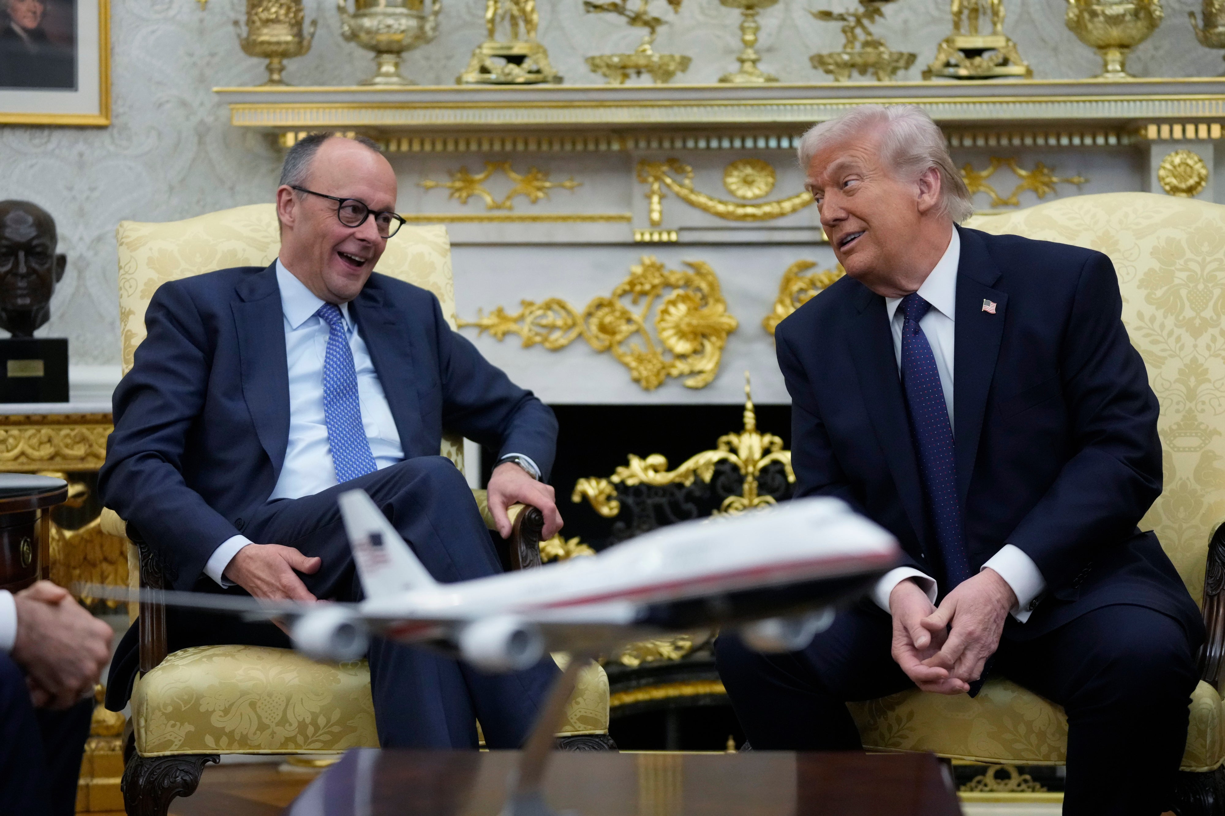 Le président américain Donald Trump (à droite) discutait avec le chancelier allemand Friedrich Merz au Bureau ovale de la Maison Blanche à Washington, le 3 mars 2026.