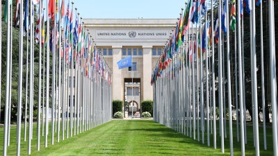 L'Allée des drapeaux devant le Palais des Nations, siège du Conseil des droits de l'homme des Nations Unies à Genève, en Suisse, photographiée le 16 juin 2025. 