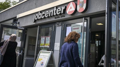Zwei Frauen auf dem Weg in ein Jobcenter in Berlin, Deutschland, 25. Juni 2025