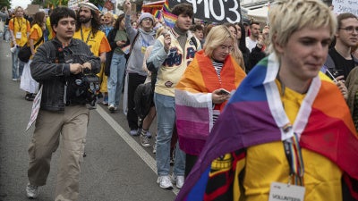 Des participants à la Marche pour l'égalité de la Kyiv Pride 2025 brandissent une pancarte en faveur du projet de loi n° 9103, qui propose la reconnaissance légale des partenariats civils en Ukraine, le 14 juin 2025.