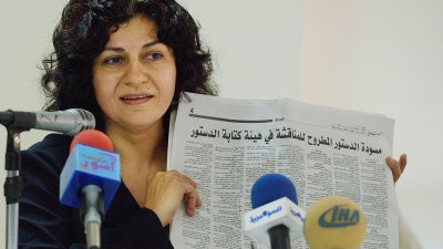 Yanar Mohammed, fondatrice de l'Organisation pour la liberté des femmes en Irak, s'adressait à des journalistes lors d’une conférence de presse à Bagdad, le 28 juillet 2005. Yanar Mohammed a été assassinée devant son domicile à Bagdad, le 2 mars 2026.