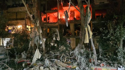 Ein beschädigtes Gebäude steht nach einem israelischen Luftangriff im Süden Beiruts, im Vorort Haret Hreik in Flammen, 2. März 2026.