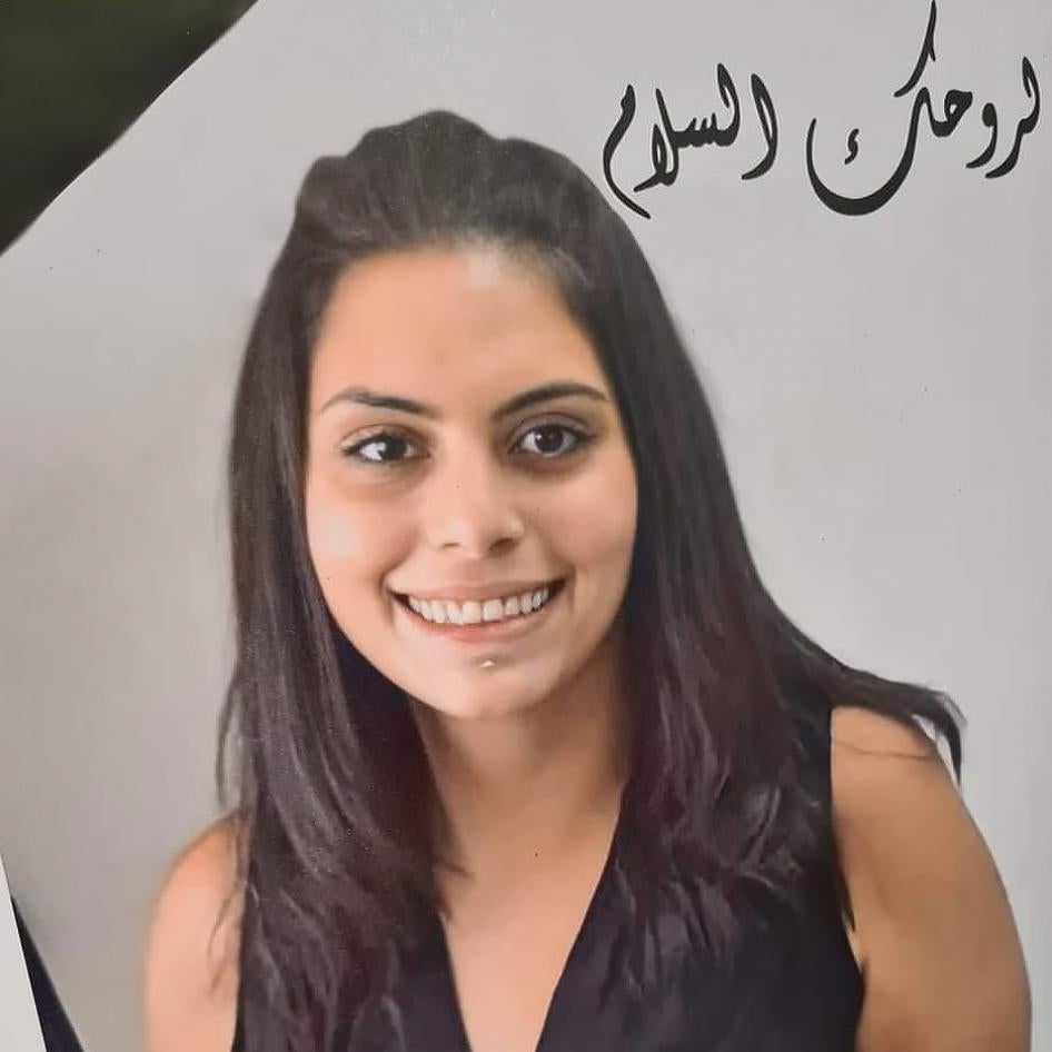 תמונתה של סוהא ג'ראר וזר פרחים שהכין צוות ארגון זכויות האדם הפלסטיני אל-חק, שהוצגו לזכרה רמאללה שבגדה המערבית הכבושה על-ידי ישראל, ב-12 ביולי 2021.