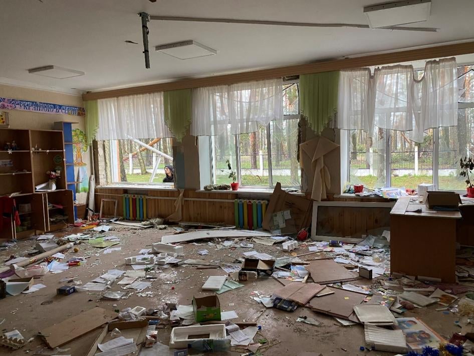 Des débris éparpillés dans une salle de classe de l'école 21 à Tchernihiv en Ukraine, photographiée le 19 avril 2022&nbsp;; cette école a été endommagée par une attaque russe menée le 3 mars 2022.