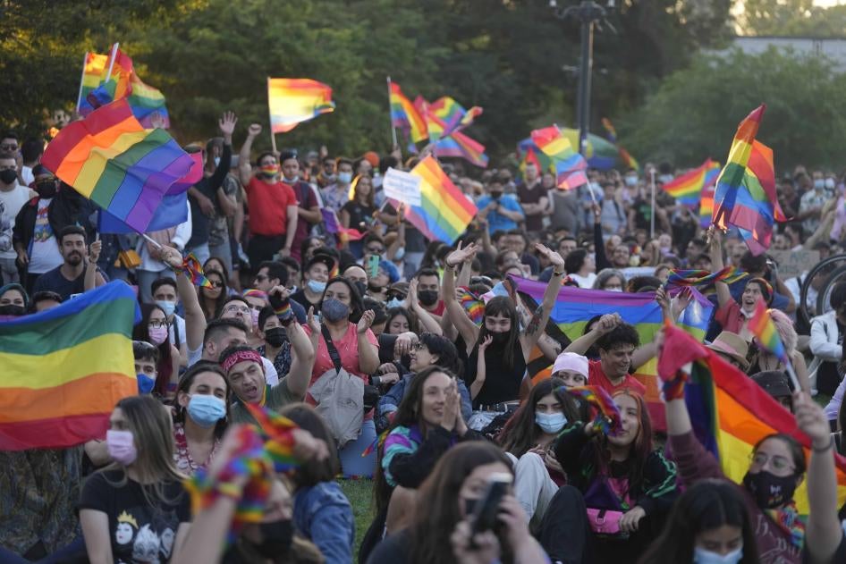 Chilenas y chilenos celebran después de que los legisladores aprobaran una ley que legaliza el matrimonio para parejas del mismo sexo, en Santiago, Chile, el martes 7 de diciembre de 2021. 