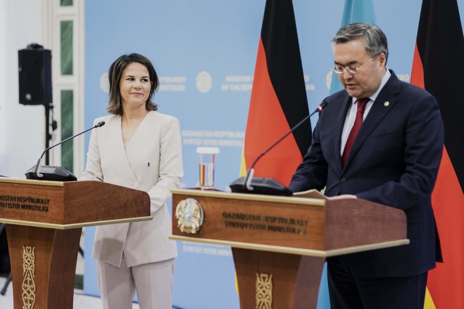 Annalena Baerbock (links), Bundesaußenministerin, und Muchtar Tleuberdi, Außenminister von Kasachstan, während einer Pressekonferenz in Astana, 31. Oktober 2022.