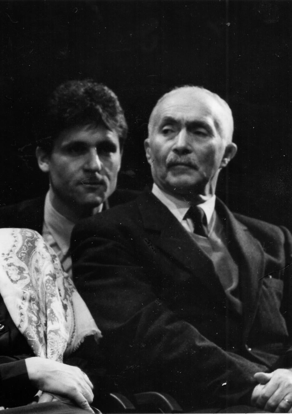 علي يحيى عبد النور، الذي ترأس "الرابطة الجزائرية للدفاع عن حقوق الإنسان" لفترة طويلة، يتلقى جائزة من "هيومن رايتس ووتش" في نيويورك في 1992. 