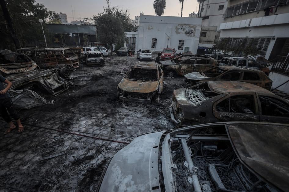 Carcasses de voitures calcinées sur le parking de l'hôpital Al-Ahli à Gaza, photographiées le 18 octobre 2023, au lendemain de l’explosion ayant frappé cette zone le 17 octobre 2023. Ces dégâts pourraient avoir été causés par le propergol d’une roquette provenant d’un tir raté, et qui aurait pu mettre le feu au carburant de ces véhicules garés devant l’hôpital.
