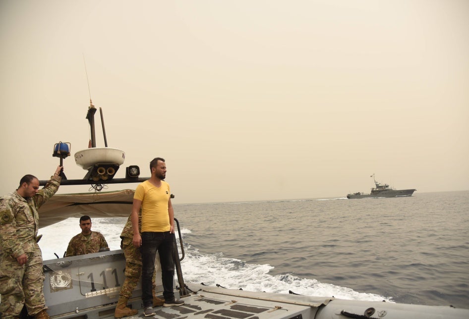 L’esercito libanese cerca sopravvissuti in mare dopo il naufragio di un’imbarcazione di migranti nelle acque a nord di Tripoli, il 24 aprile 2022. © 2022 CHINE NOUVELLE/SIPA/Shutterstock