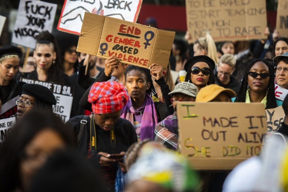 Des femmes sud-africaines manifestaient contre les violences sexistes, ainsi que le harcèlement sexuel au sein d’entreprises, devant la Bourse de Johannesburg, le 13 septembre 2019.