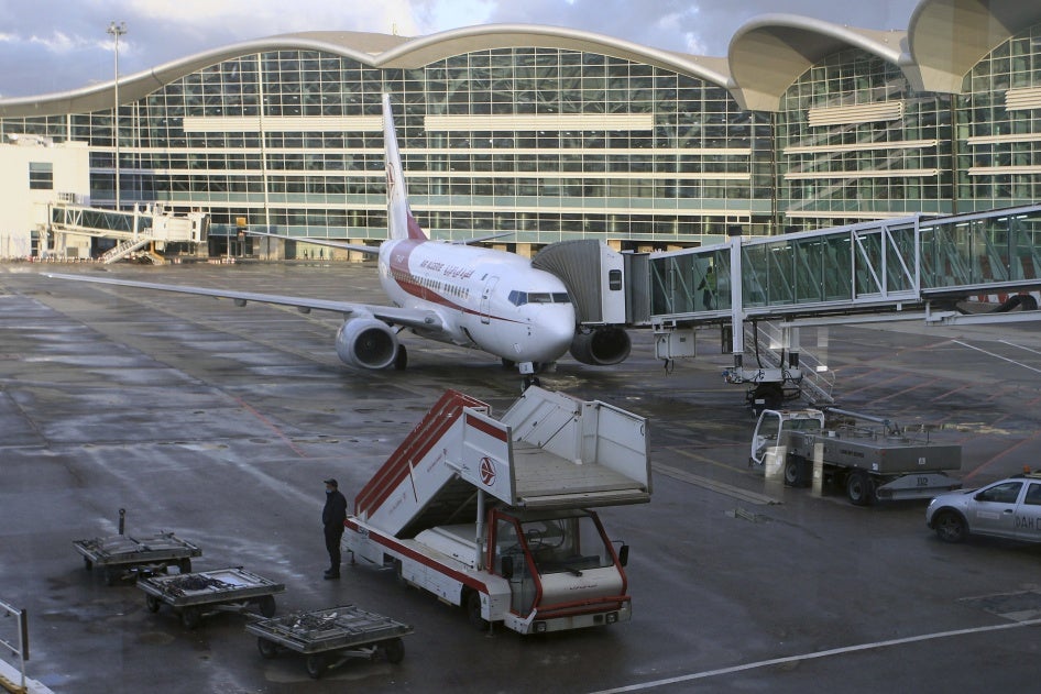 Un avion d'Air Algérie stationné sur le tarmac de l'Aéroport d’Alger Houari Boumediene, le 6 décembre 2020.