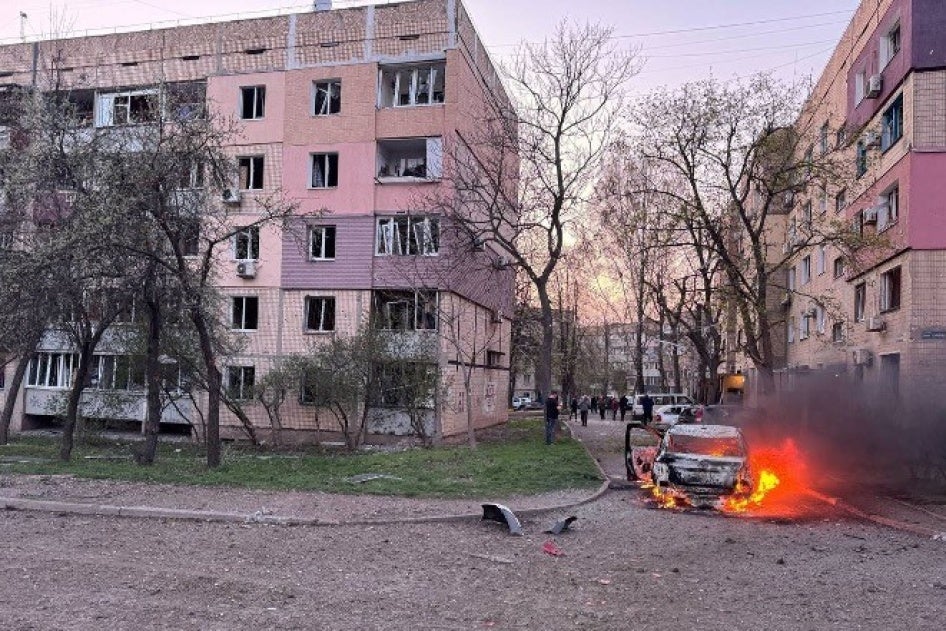 Une voiture était en feu près du site de l’explosion d’une munition lors d’une autre attaque russe menée à Kryvyï Rih, le 4 avril 2025. 