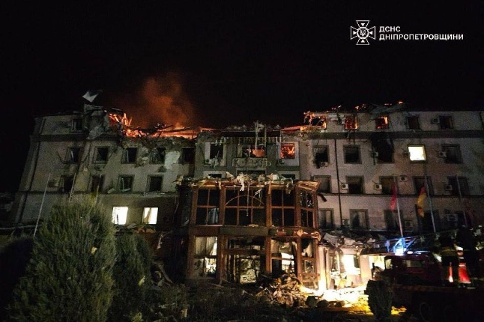 Des flammes jaillissaient du toit de l'Hôtel Tsentralnyi à Kryvyï Rih après l'explosion d'une munition russe, le 5 mars 2025. 