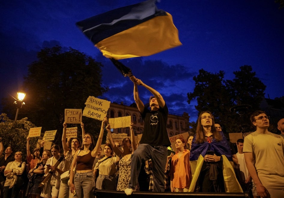 Des Ukrainiens manifestaient contre une nouvelle loi limitant l'indépendance des institutions anti-corruption, dans la capitale Kiev, le 22 juillet 2025. 
