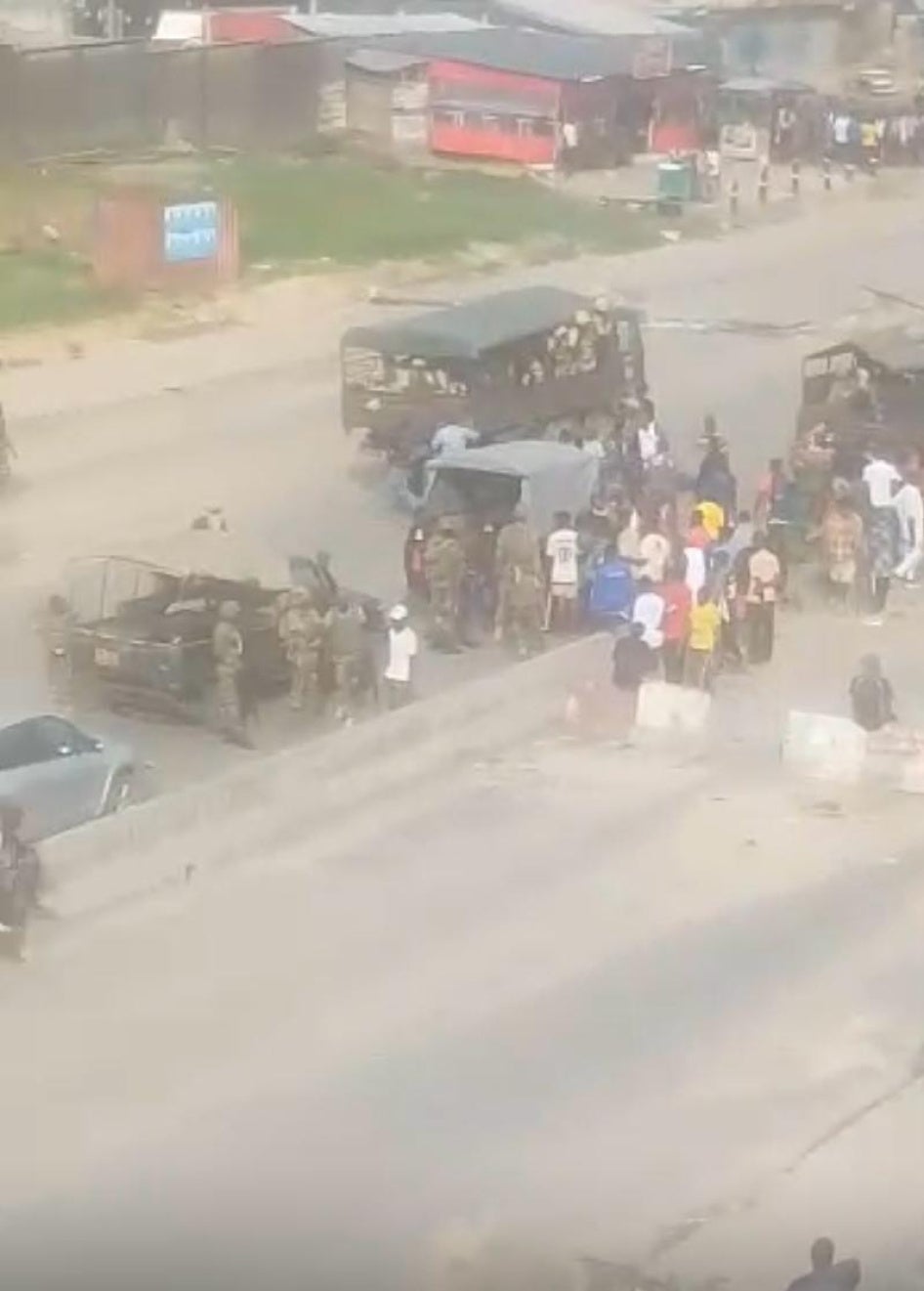 Capture d'écran d'une vidéo montrant l'armée déployée pour contenir les manifestants dans la ville de Douala, région du Littoral, au Cameroun, le 27 octobre 2025.