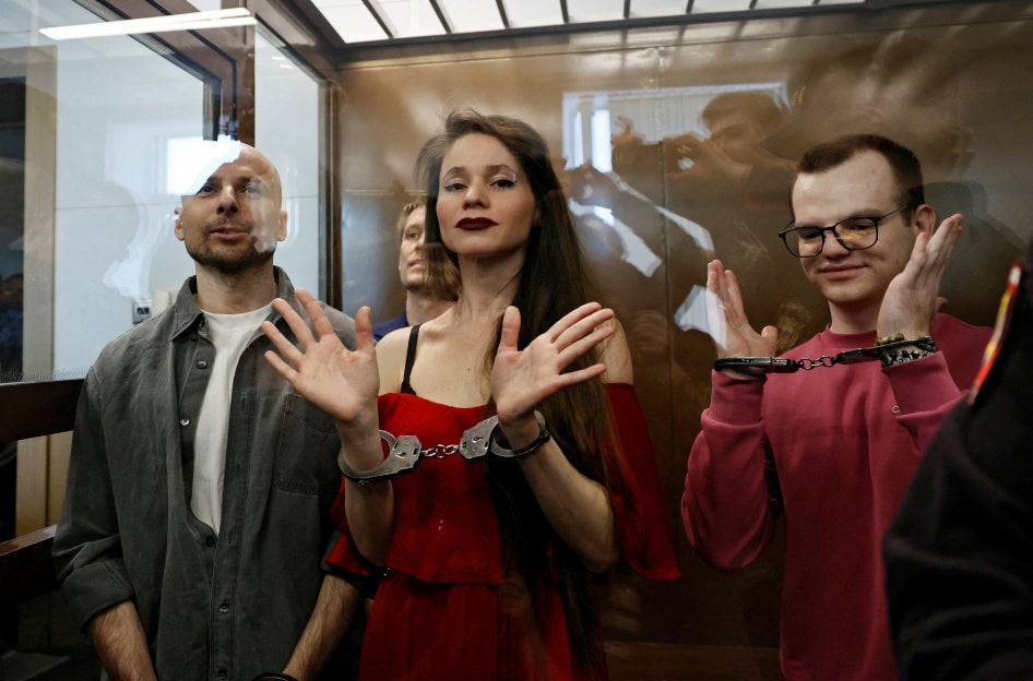 Les journalistes Sergei Karelin, Konstantin Gabov, Antonina Favorskaya et Artem Kriger, accusés d'avoir participé aux activités d'une organisation « extrémiste » fondée par le défunt opposant politique Alexei Navalny, assistent à une audience au tribunal à Moscou, en Russie, le 15 avril 2025.