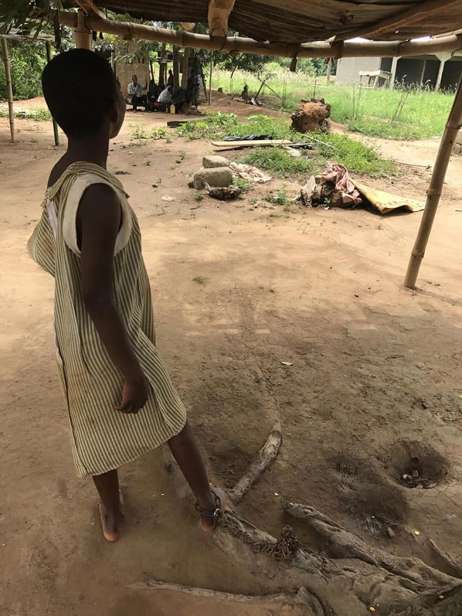 Jeune fille ghanéenne enchaînée au pied dans le camp de prière de Nyakumasi (Nyakumasi Prayer Camp), un centre de guérison spirituelle au Ghana où des personnes atteintes de troubles mentaux – réels ou supposés – ont fréquemment été attachées avec des cha