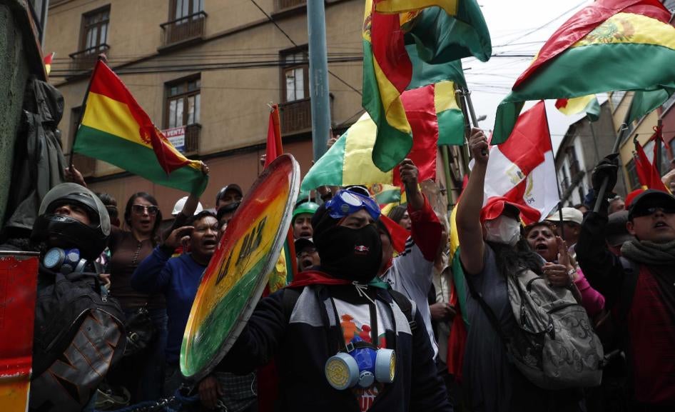 Manifestantes opositores que rechazan la reelección del presidente Evo Morales, reunidos a metros del palacio presidencial en La Paz, Bolivia, el sábado 9 de noviembre de 2019. 