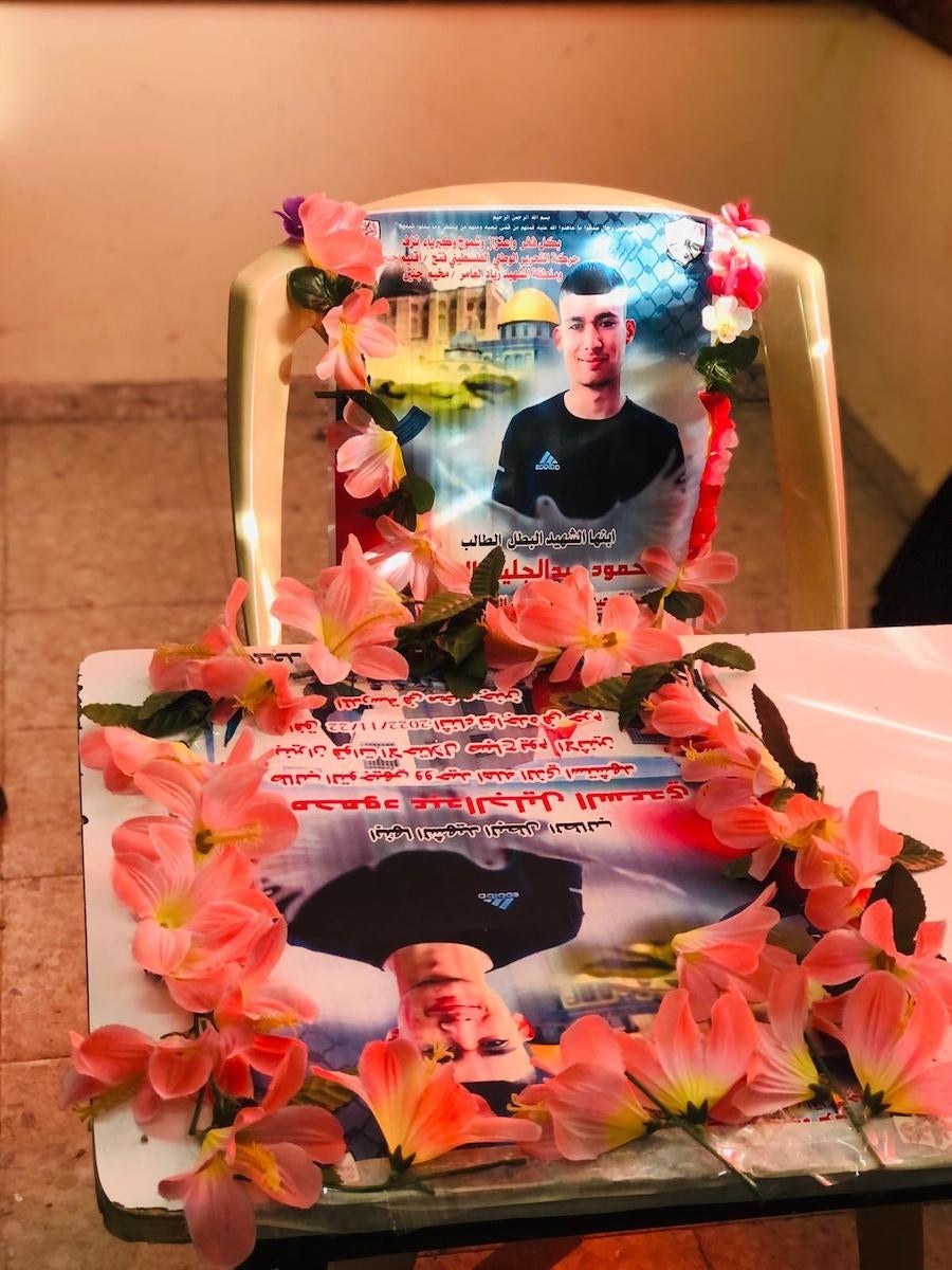 Le pupitre de Mahmoud al-Sadi, photographié en mai 2023, dans son lycée de Wadi Burqin à Jénine, que ses camarades de classe ont transformé en mémorial. Mahmoud a été tué par balle sur le chemin de son lycée le 21 novembre 2022. 