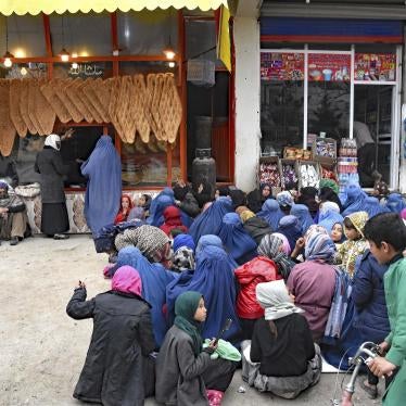 Women and children in need of food outside a bakery in Kabul, Afghanistan, February 28, 2022.