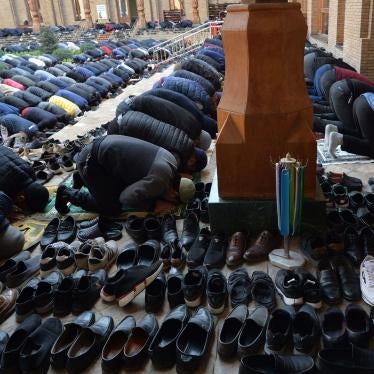Muslim worshippers pray during Friday prayers at the Khazrati Imam Mosque in Tashkent, Uzbekistan, October 22, 2021. 