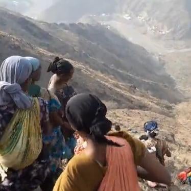A video published on TikTok on July 31, 2022 and geolocated by Human Rights Watch shows a group of 22 migrants, 20 of whom appear to be women, descending a steep slope inside Saudi Arabia near the trail used to cross from the migrant camp of Al Thabit.