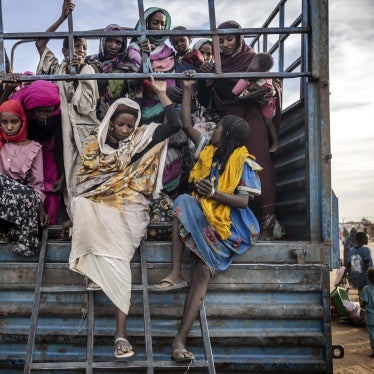 Des personnes ayant fui le Soudan s’apprêtaient à descendre d'un camion arrivé dans un centre de transit pour réfugiés à Renk, au Soudan du Sud, le 13 février 2024. 