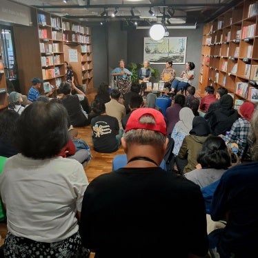 A discussion about the 1965-1966 massacres in Indonesia with a former political prisoner, the daughter of a general killed on September 30, 1965, and a psychologist who edited a book on the traumas of the victims, September 30, 2025.