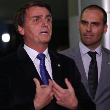 Os deputados Jair Bolsonaro e Eduardo Bolsonaro falam com a imprensa.