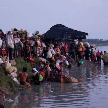 Rohingya refugees walk after crossing the Naf River at the Bangladesh-Myanmar border in Palong Khali, near Cox’s Bazar, Bangladesh November 1, 2017.