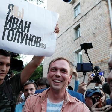 Russian journalist Ivan Golunov (center), who was freed from house arrest after police abruptly dropped drug charges against him.